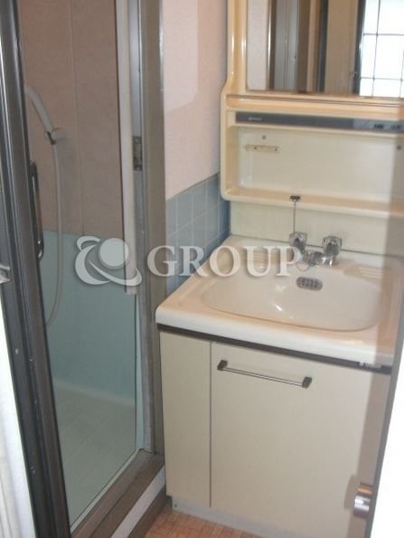 Washroom. Independent wash basin