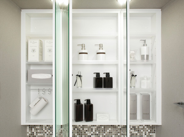 Bathing-wash room.  [Three-sided mirror back storage] We established a convenient shelf for storage, such as toiletries and cosmetics.