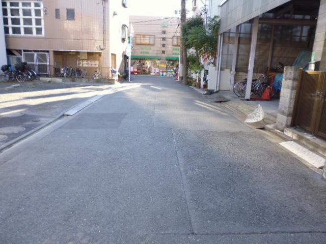 Local photos, including front road. Local shooting