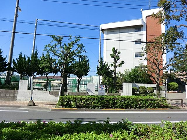 Junior high school. 580m to the Kawasaki Municipal Tsukagoshi junior high school