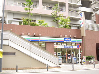 Convenience store. Three F Kawasaki Station West Exit store up (convenience store) 40m