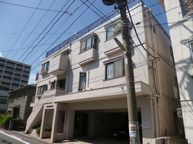 Building appearance. Nearby there is also a supermarket and convenience stores. 