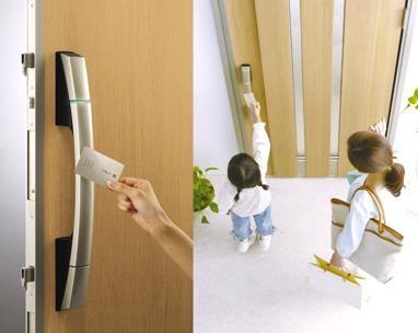 Other Equipment. Adopt the electric lock "smart control key" is to YKKAP made door "Venato". Card key to the front door handle ・ Only closer to seal key, Securely locked by two key is linked. Just turn the top of the thumb-turn from the room, You can secure locking. Closing the door automatically consuming key Ya "automatic locking function", If one of the key has been tampered with, Automatically "picking prevention function" two key is re-locked after 50 seconds features.