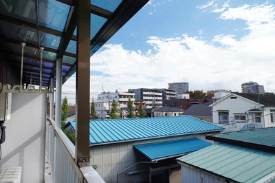 View. Views of the balcony of a sunny day. Also dry well laundry on the south-facing! 