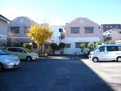 Building appearance. Parking available on site. 15000 jpy.