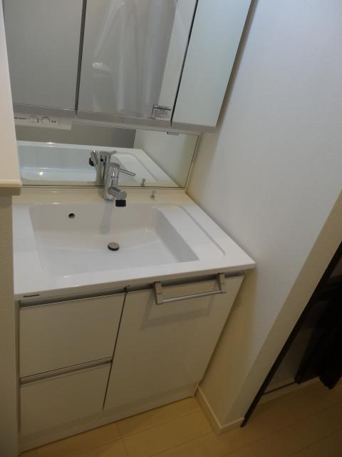 Wash basin, toilet. Indoor (12 May 2013) Shooting