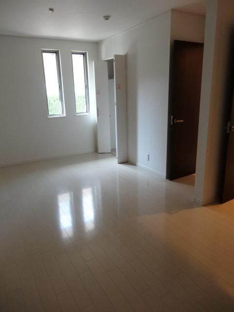 Non-living room. Indoor (12 May 2013) Shooting