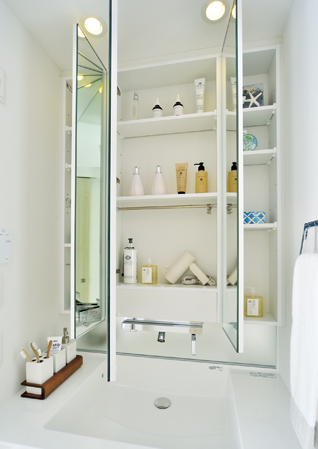 Bathing-wash room.  [Kagamiura vanity with storage] It was to ensure the storage space with a shelf in the mirror behind the vanity. Accessories and dryer, such as soap and cosmetics can be stored together.