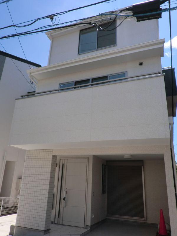 Local appearance photo. Appearance from the front