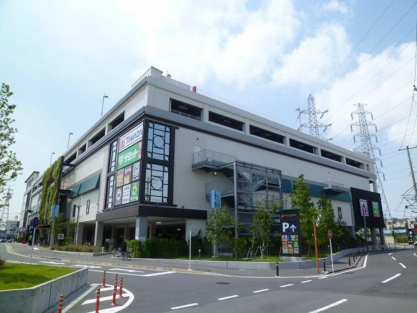 Shopping centre. 300m to cross gate Kawasaki