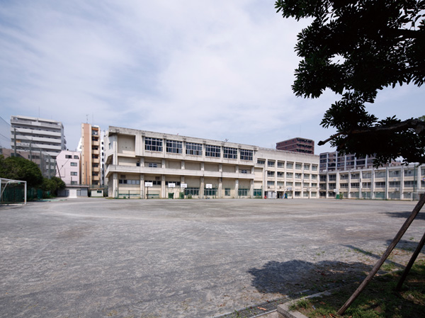 Surrounding environment. Kawasaki Municipal Minamikawara junior high school (about 90m)