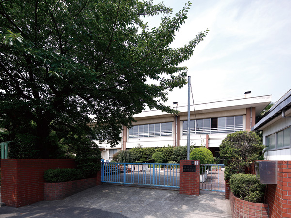 Surrounding environment. Kawasaki Municipal Minamikawara elementary school (about 595m)