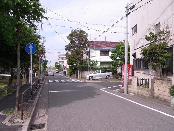 Local photos, including front road. It is a front road is also easy parking in 6m or more. 