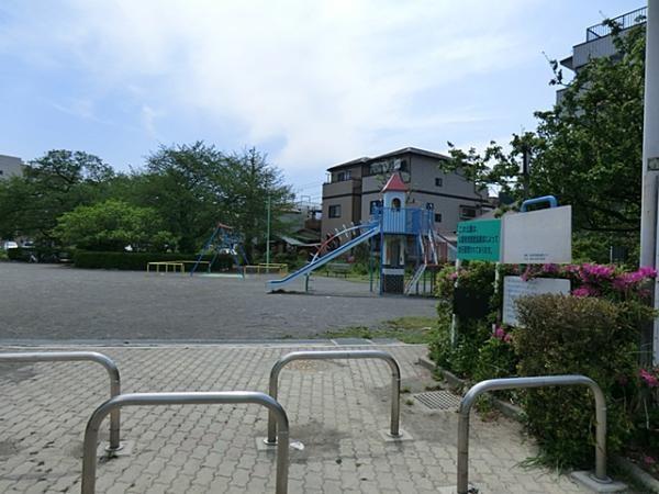 park. Komukai 100m until the first park
