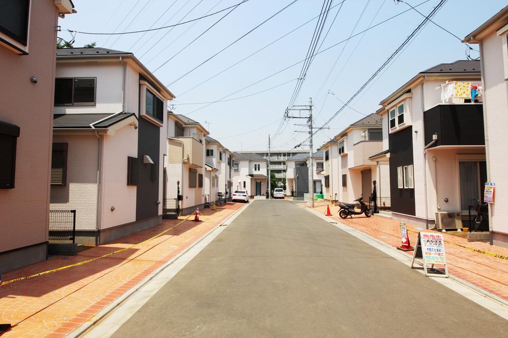 Local photos, including front road. ■ Complete listing per, anytime, You can guide.