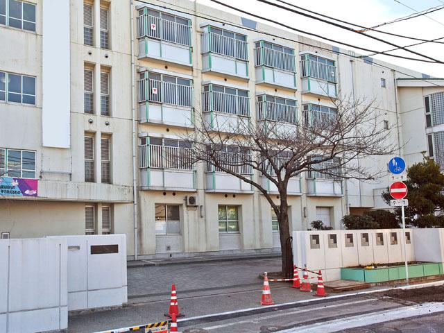 Junior high school. Minamikase 900m until junior high school