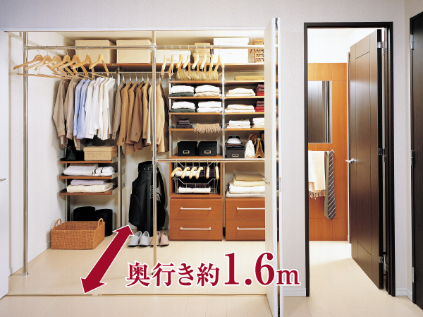 Receipt.  [Ease of use and breadth of attractive big walk-in closet] Big walk-in closet that you can enter and exit from the hallway from the living room. Its size is, Up to about 3.2 tatami mats. At depth of about 1.6m, Greatly expanding the width of the storage.