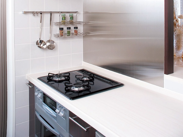 Kitchen.  [Stainless steel wall panel] The kitchen stove front of the wall, Has adopted also easy stainless panel clean and stylish.