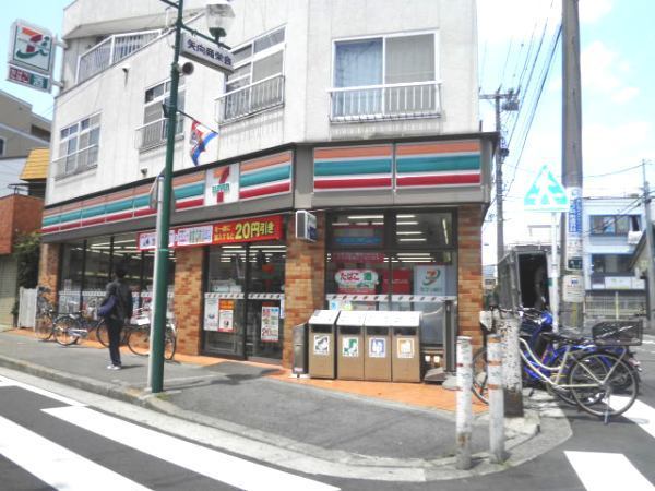 Convenience store. 500m to Seven-Eleven (convenience store)