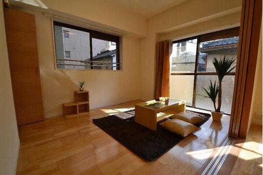 Living. Furnished Apartment for sale.  Full renovation of enhancement, This is an automatic with a lock of peace of mind.  Facing south ・ Corner room ・ Two-sided balcony ・ Storage enhancement.  3 wayside available "Kawasaki" station walk 5 minutes.  Internet B FLET.