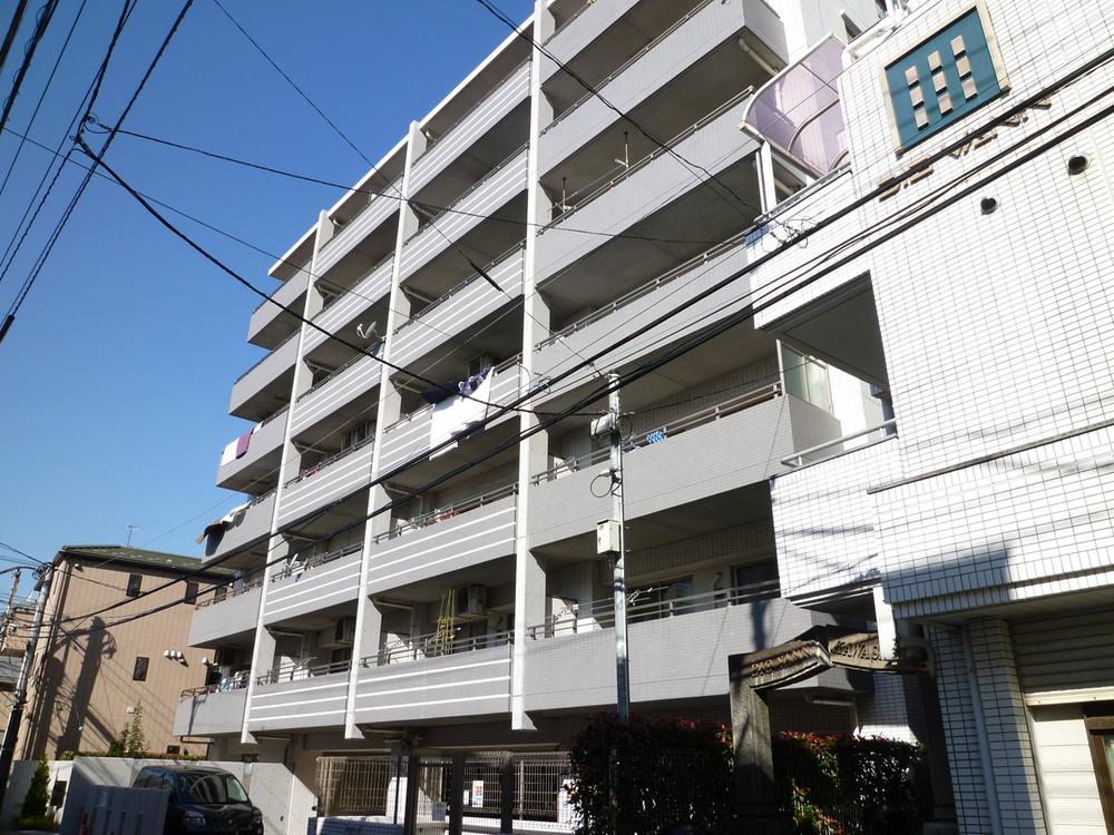 Local appearance photo. This apartment is in the second-class residential area.
