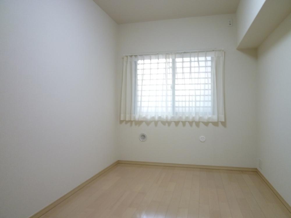 Non-living room. 6.0 Pledge of Western-style