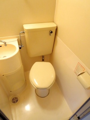 Toilet. Easy bath even when you clean, We are sharing the toilet and wash basin. 