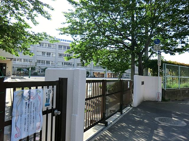 Primary school. 1100m to the Kawasaki Municipal Hiyoshi Elementary School