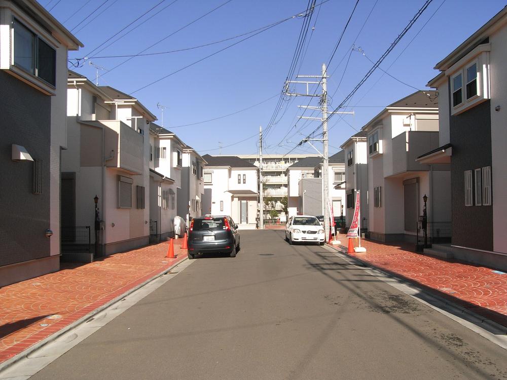 Local photos, including front road. Front development road is spacious 6m!