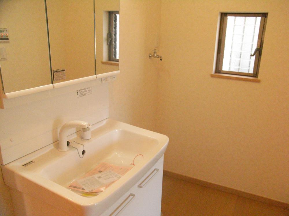 Wash basin, toilet. 5 Building: Indoor (December 2013) Shooting