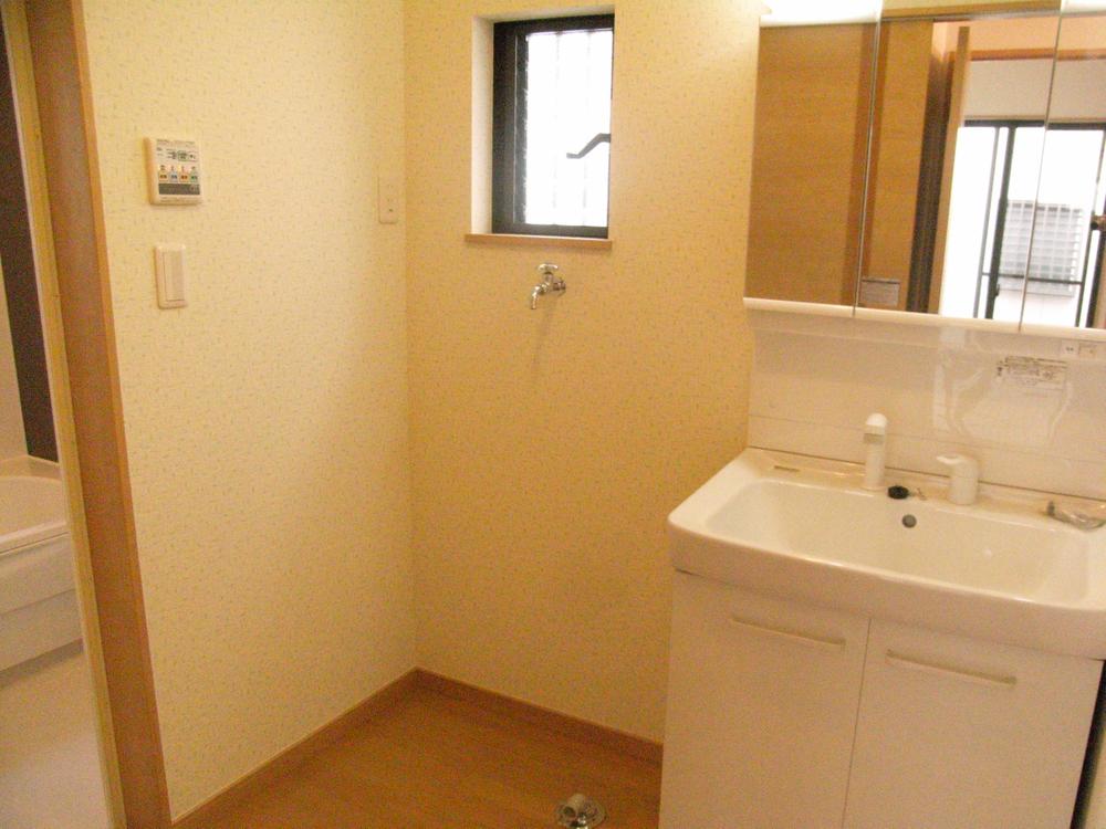 Wash basin, toilet. 16 Building: Indoor (December 2013) Shooting
