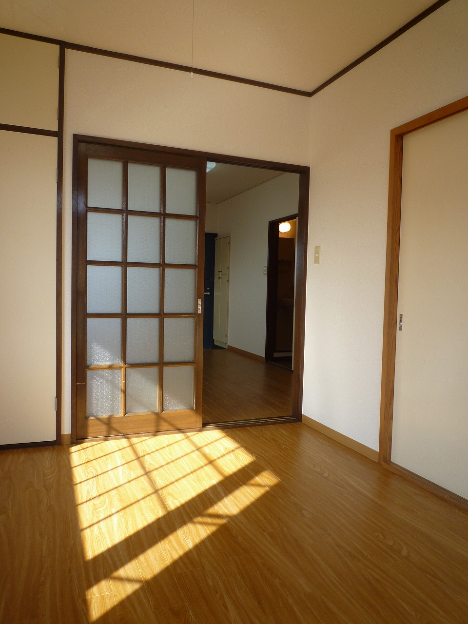 Living and room. Bright sun per Yoshi! 