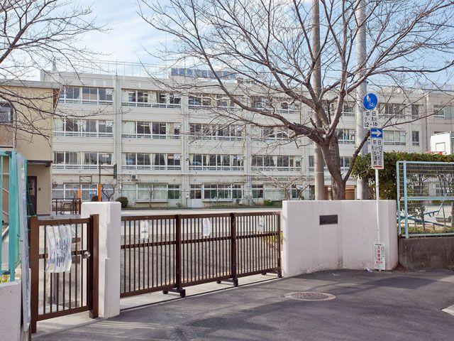 Primary school. 1200m to City Hiyoshi Elementary School