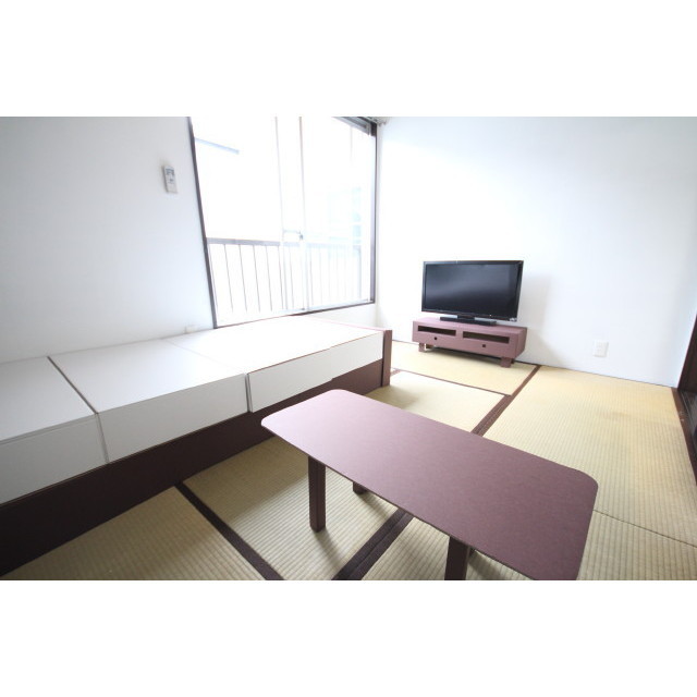 Living and room. It becomes in the 6-tatami mat Japanese-style room