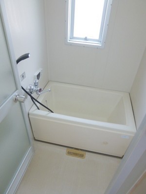 Bath. Tub Tsui焚 OK!  It is a bathroom with a window