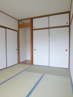 Living and room. Japanese-style balcony side with between storage and plates 1