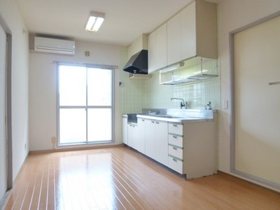 Kitchen. dining kitchen Floor CF is Hakawasumi