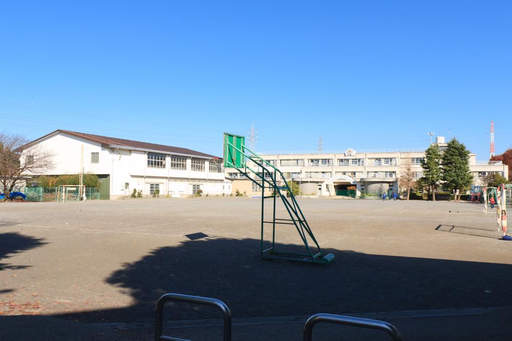 Primary school. It is an elementary school that the educational goal of the 560m "Yaritogeruko have the responsibility" to Ogura Elementary School.