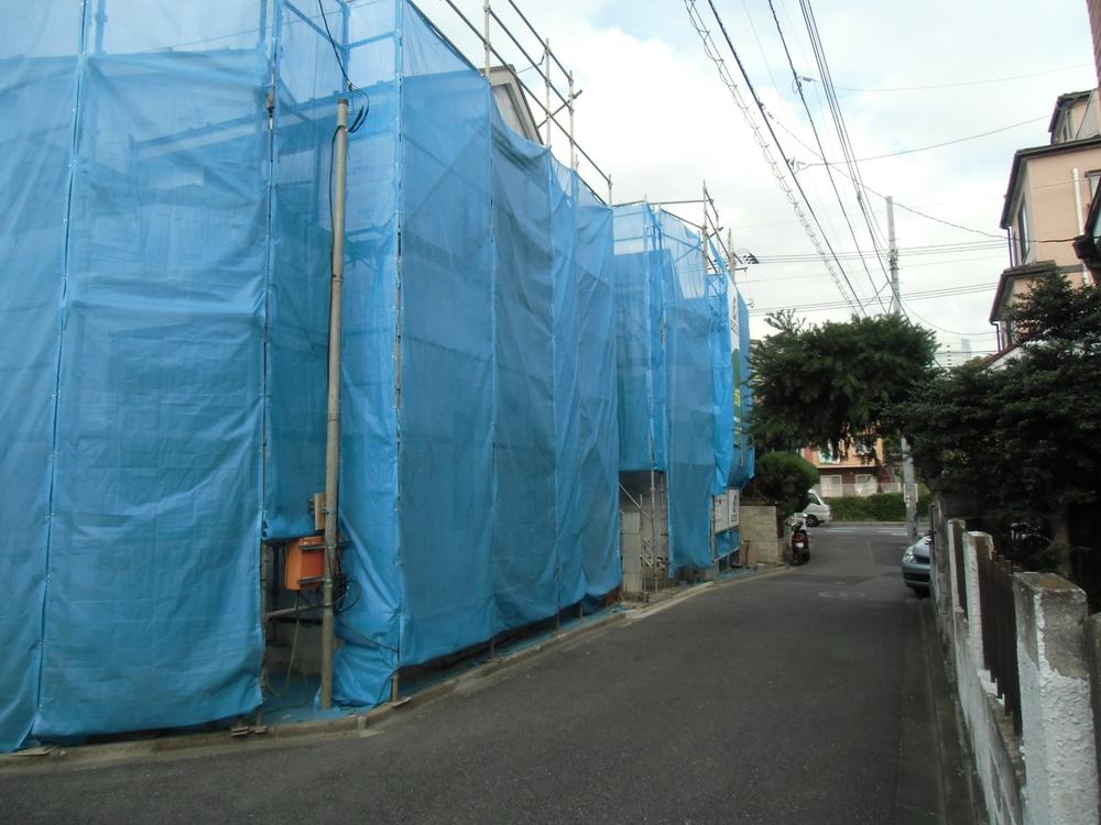 Local photos, including front road. Southeast ・ Southwest side 4m road! 