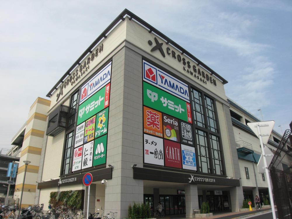 Shopping centre. Large-scale commercial facilities to about 180m