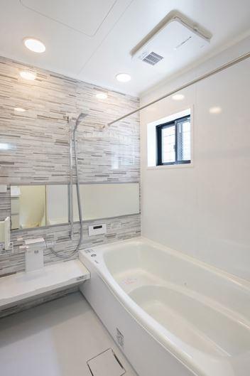 Same specifications photo (bathroom). It is the same construction company construction cases