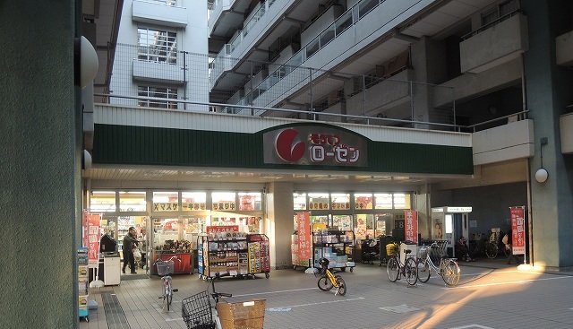 Supermarket. Sotetsu Rosen Kawaramachi store up to (super) 303m