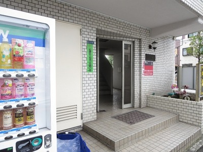 Entrance. Entrance aside Vending Machine. Quietly I'm happy. 