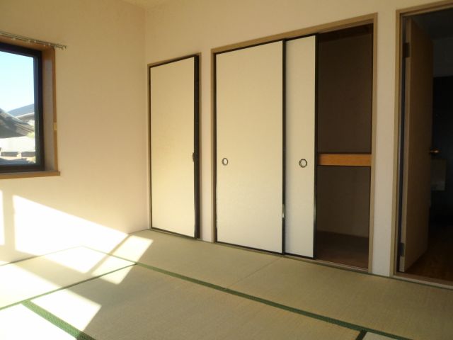 Living and room. We will sleep in the whole family as a broad bedroom