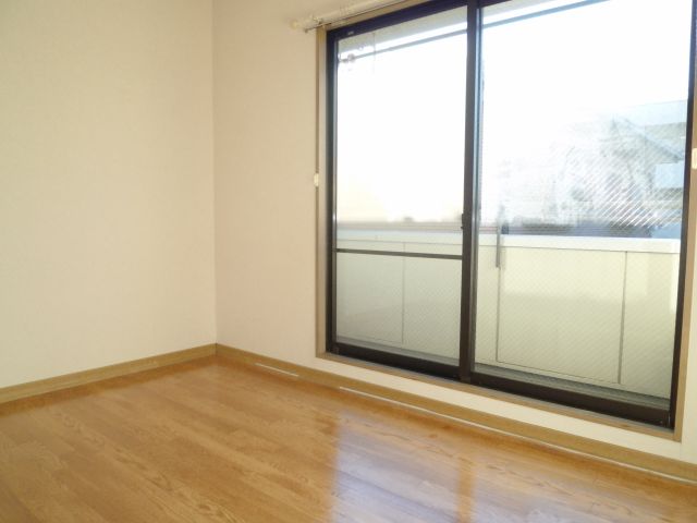 Living and room. It is quiet since a little back from the road