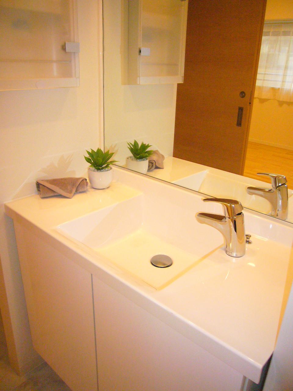 Wash basin, toilet. Indoor (12 May 2013) Shooting