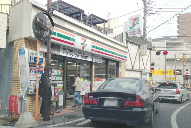 Convenience store. 750m to Seven-Eleven (convenience store)