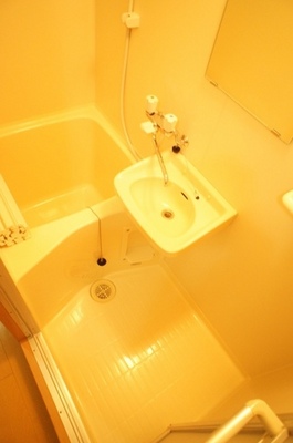 Bath. I am sharing a room of bath and toilet.  ※ It is a photograph of the inverted type of room.