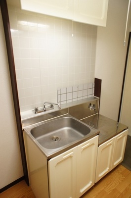 Kitchen. It is stove-mounted kitchen for city gas. 