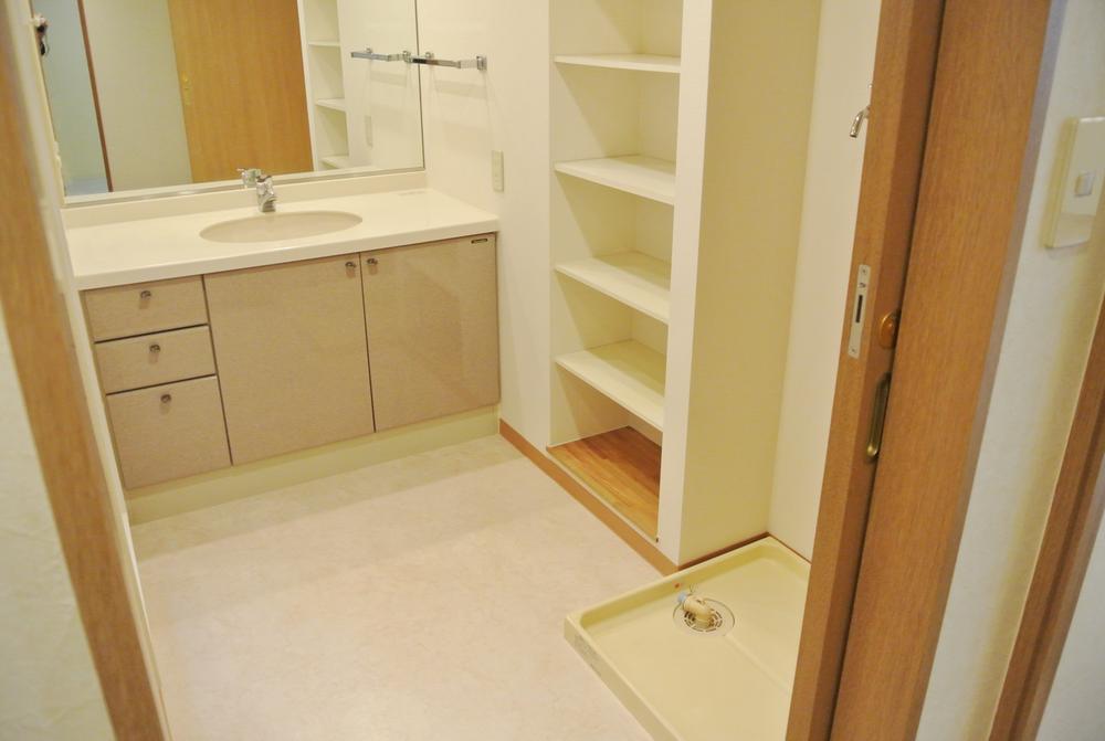 Wash basin, toilet. Indoor (11 May 2013) Shooting